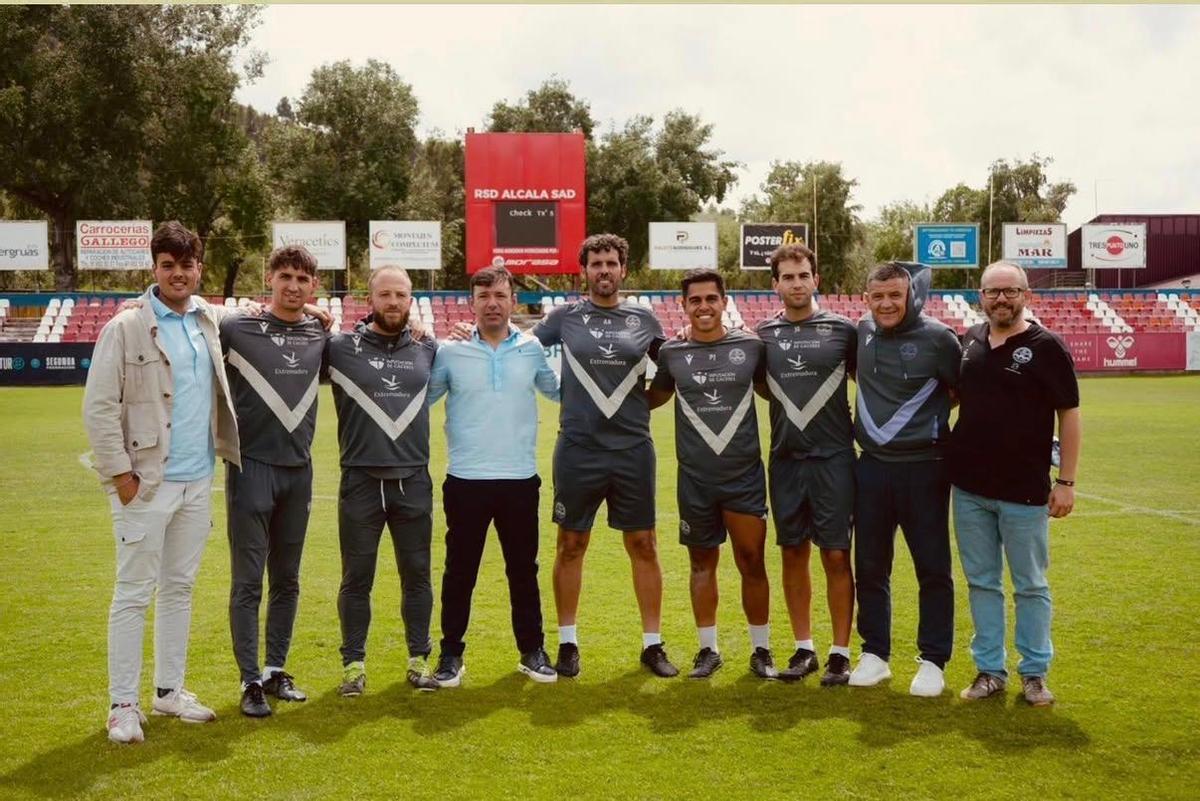 Gutiérrez, a la izquierda de la imagen, junto al cuerpo técnico del Coria.