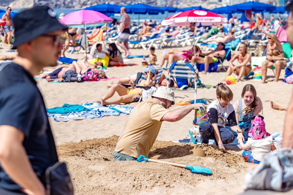 Llegada masiva de turistas el Jueves Santo a Benidorm