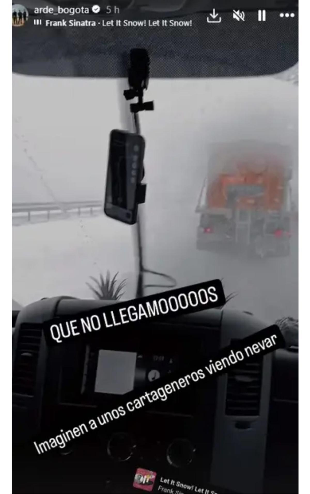 Captura de una story de Instagram de Arde Bogotá, que se vieron rodeados por la nieve en su camino hacia Arzúa