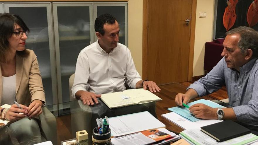 Patricia Macià, Carlos González y Miguel Soler esta mañana en Valencia.