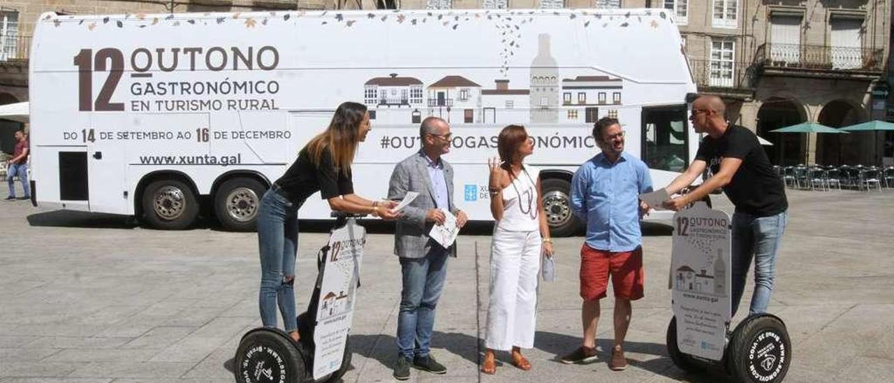 Alcalde, delegada territorial y organizadores de la campaña, junto al autobús promocional en la Praza Maior. // Iñaki Osorio
