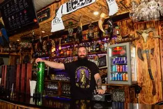 El primer bar vikingo de Santiago abre con un barco a tamaño real como barra: "Va a ser algo nuevo en la ciudad"