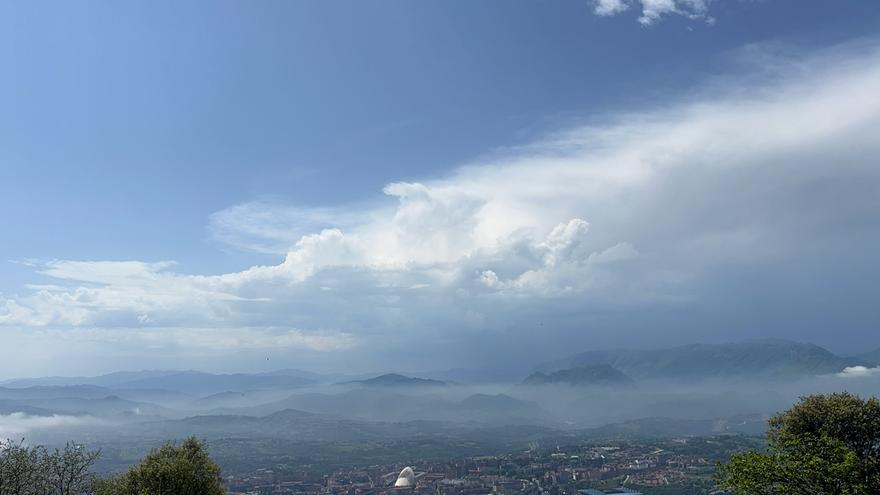 Drástico cambio de tiempo en Asturias: la región pasa de alcanzar los 35 grados a una alerta naranja por tormentas