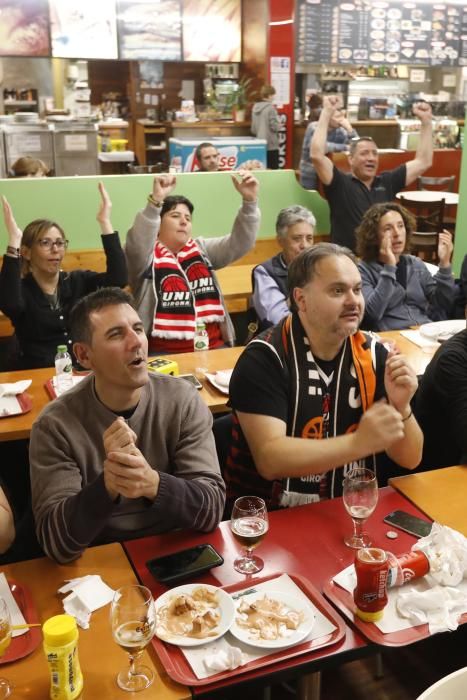 Aficionats gironins seguint el partit de l'Uni Girona
