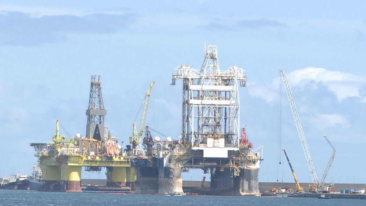 Una plataforma petrolífera en el Puerto de la Luz y Las Palmas.