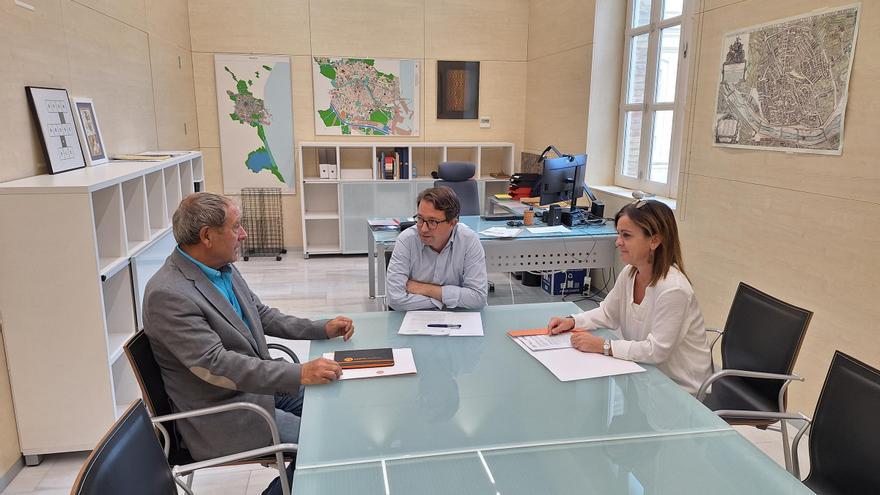 Giner busca con los ingenieros soluciones al atasco de licencias de obras y actividad en València