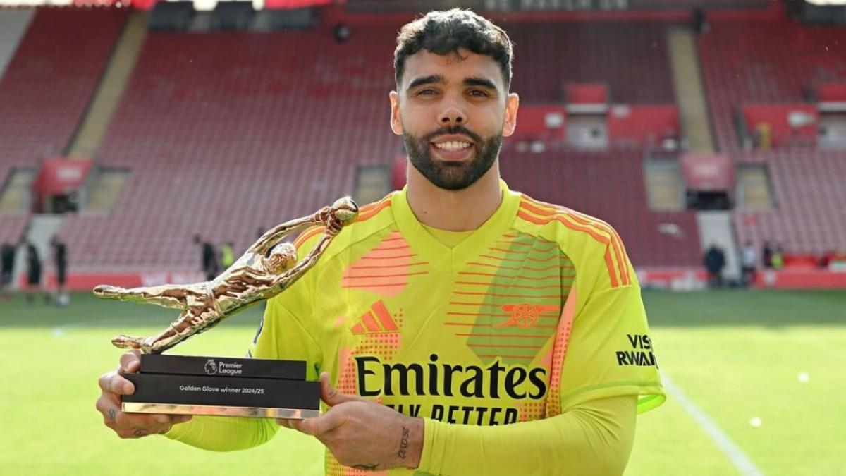 David Raya, con el Guante de Oro de la Premier League de la temporada 2024/25