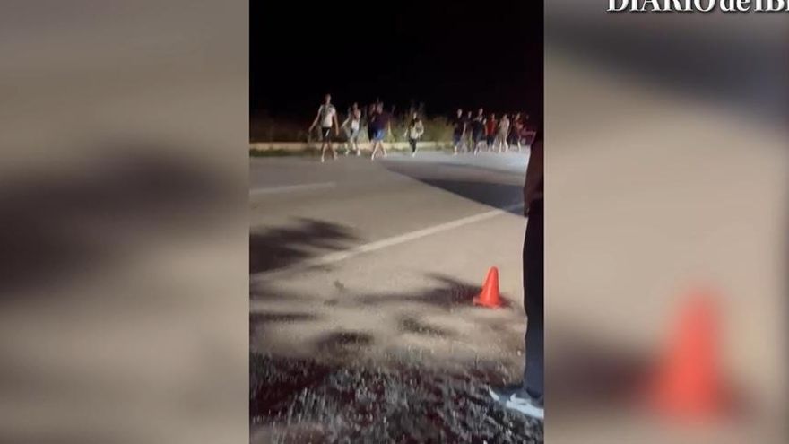 Migrantes en la carretera de ses Salines tras llegar en patera