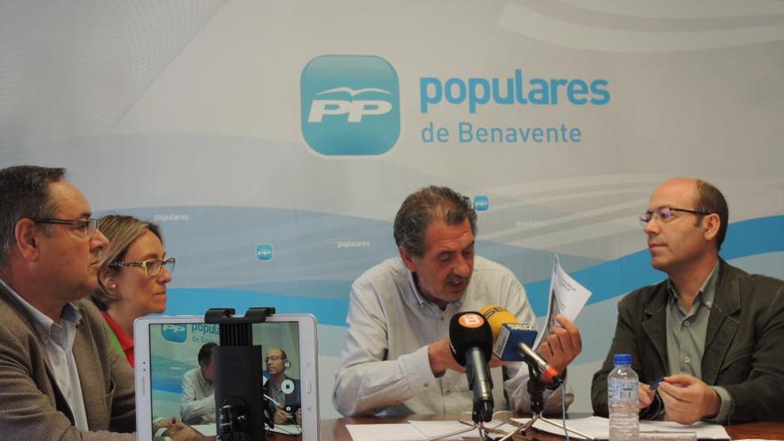 Los concejales del PP, en rueda de prensa.