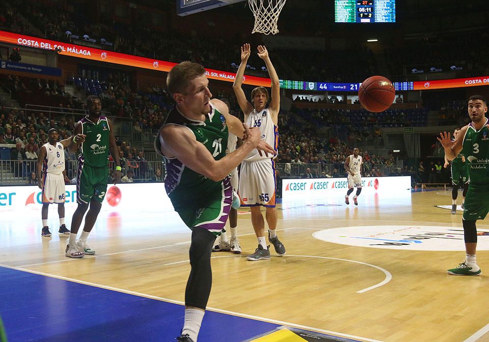 El equipo malagueño amplía su récord de triunfos en el arranque a 14 de 17 y pasa por encima de los montenegrinos en otro gran partido