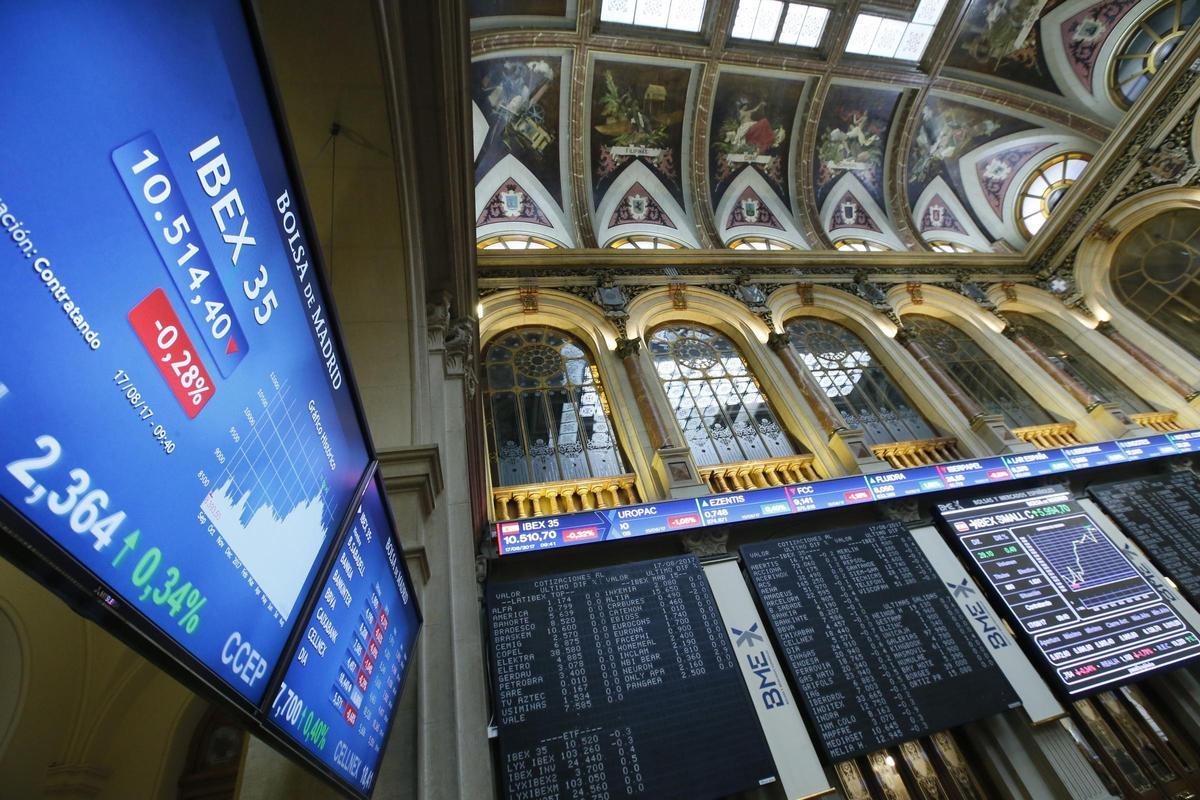 La Bolsa española cae en la apertura el 0,35 % y se aleja de los 17.700 puntos