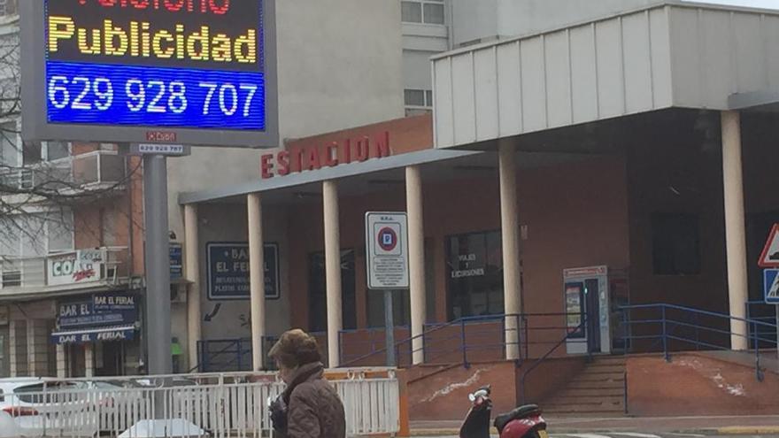 Una mujer pasa delante de la pantalla de publicidad en El Ferial.