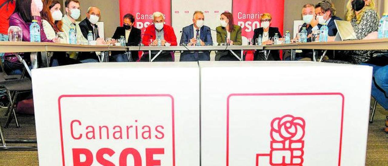 Imagen de la primera reunión de la nueva Ejecutiva regional del PSOE ayer en el hotel AC Iberia de la capital grancanaria, presidida por Ángel Víctor Torres.