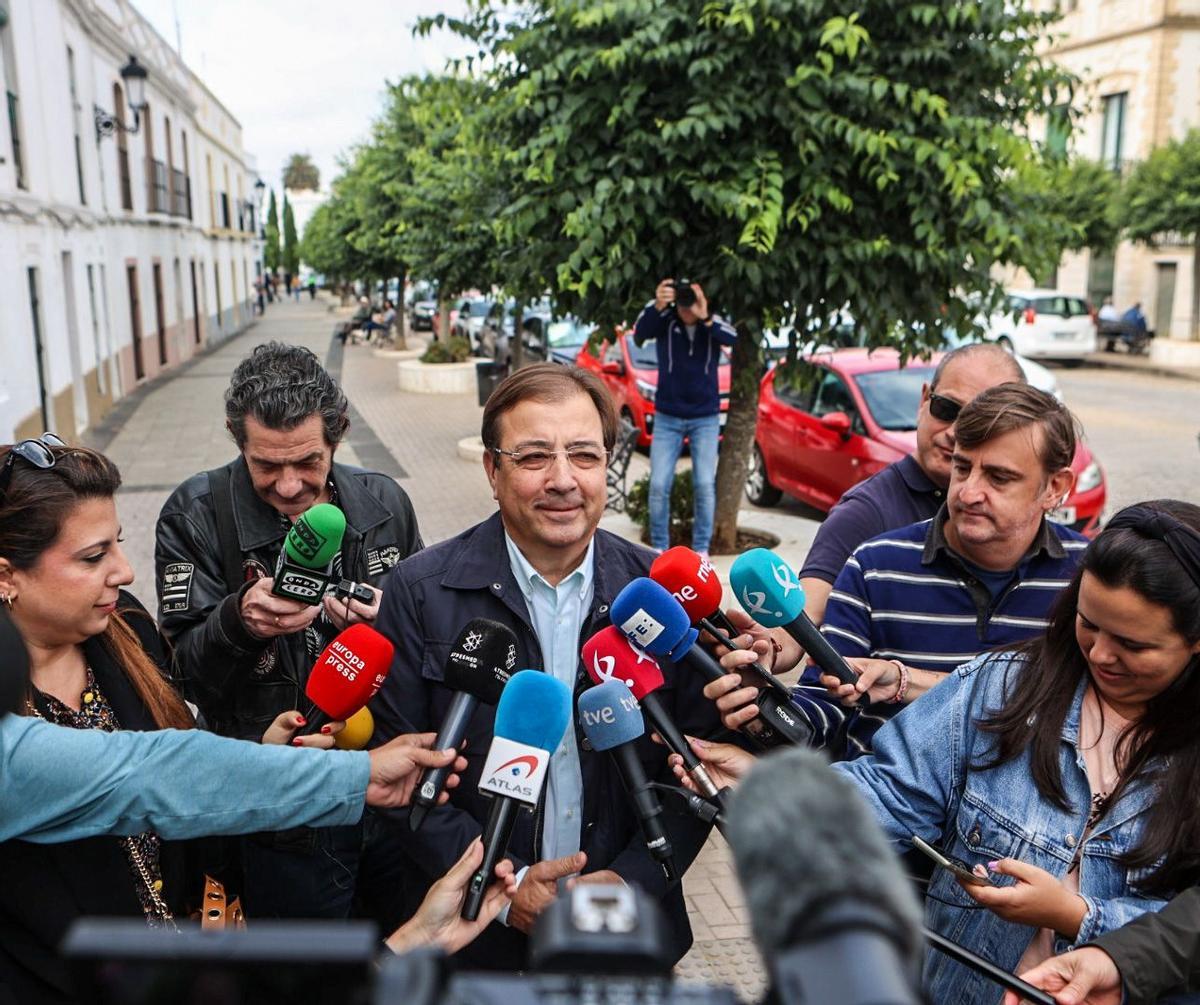 Guillermo Fernández Vara atendiendo a los medios de comunicación en Olivenza.