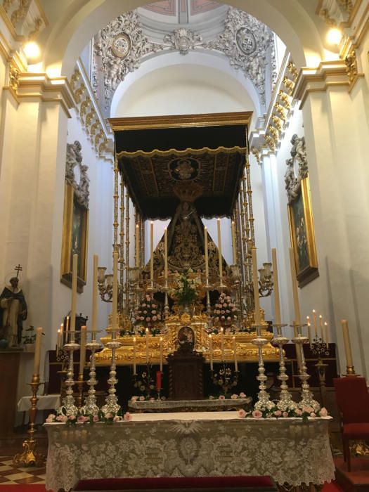 La cofradía de los Dolores del Puente ha tenido en besapie al Cristo del Perdón durante todo el día con motivo de la celebración del Viernes de Dolores.