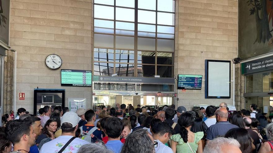 Viajeros del AVE entre Madrid y Vigo afectados por el corte Ourense-Santiago de Adif y Renfe: «No nos han sabido decir nada»