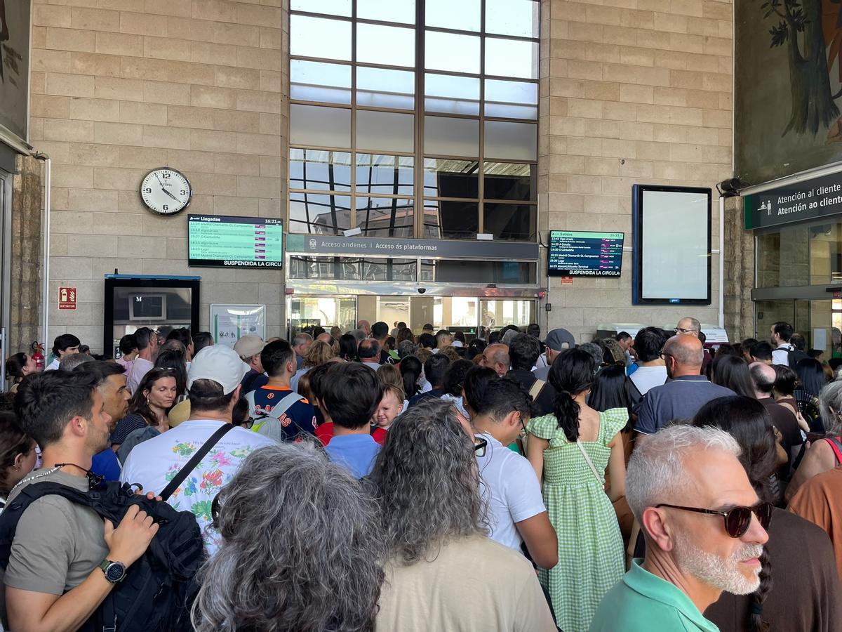 Viajeros del AVE entre Madrid y Vigo afectados por el corte Ourense-Santiago de Adif y Renfe: «No nos han sabido decir nada»