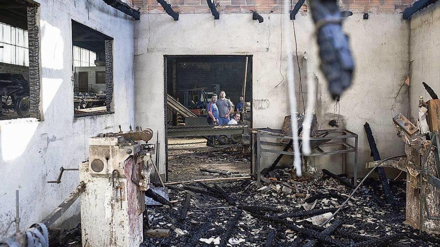 Un incendio en un aserradero de San Amaro causa 150.000 euros en pérdidas