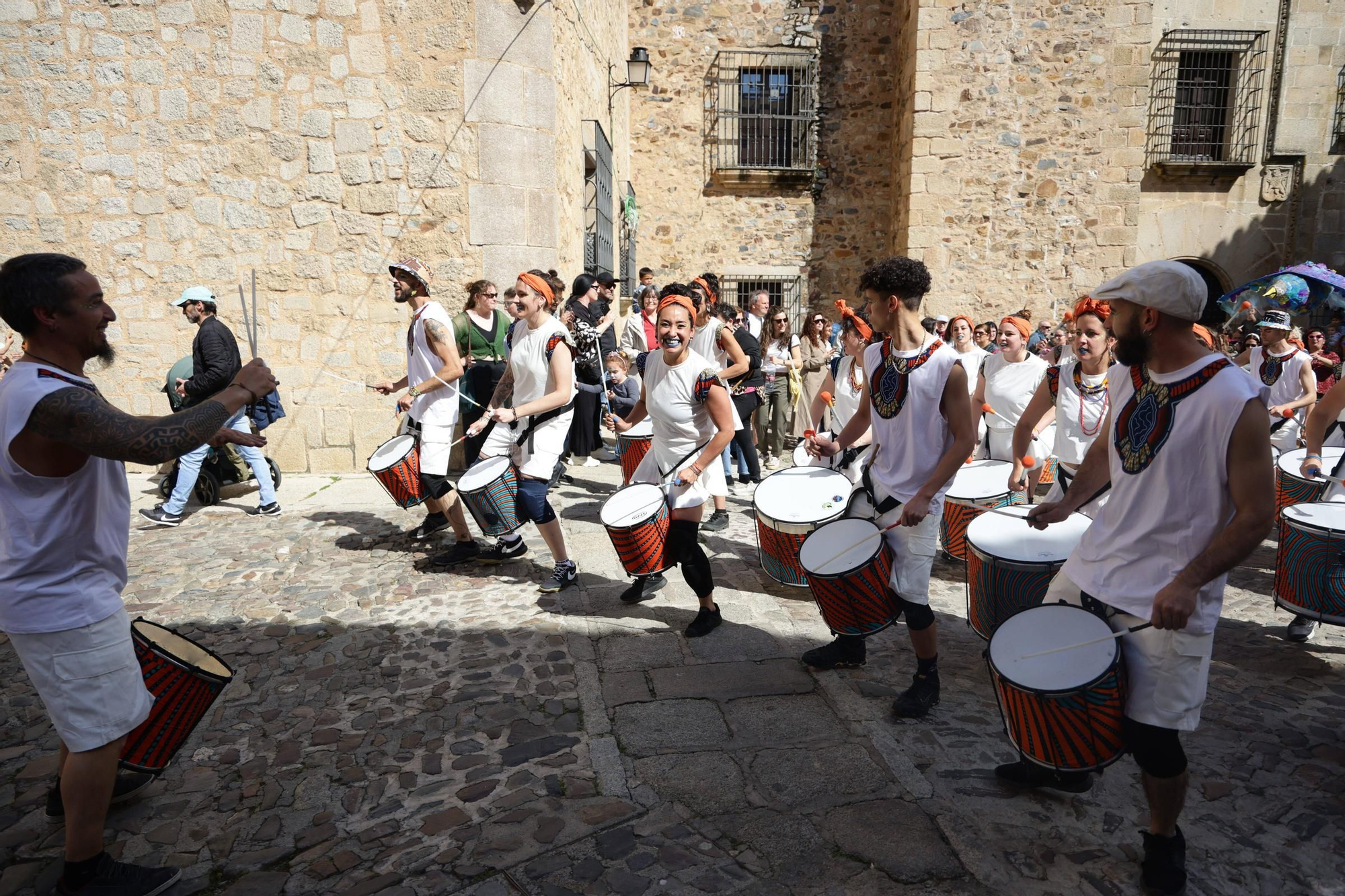 Las imágenes de este domingo de Womad en Cáceres: el pasacalles pone el broche final