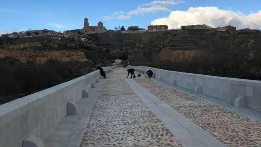 Operarios de la empresa adjudicataria de las obras rematan el proyecto ejecutado en el puente.