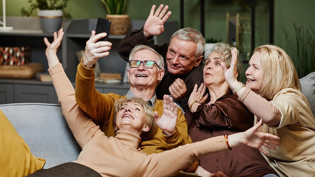 Un grupo de personas se hace una selfie