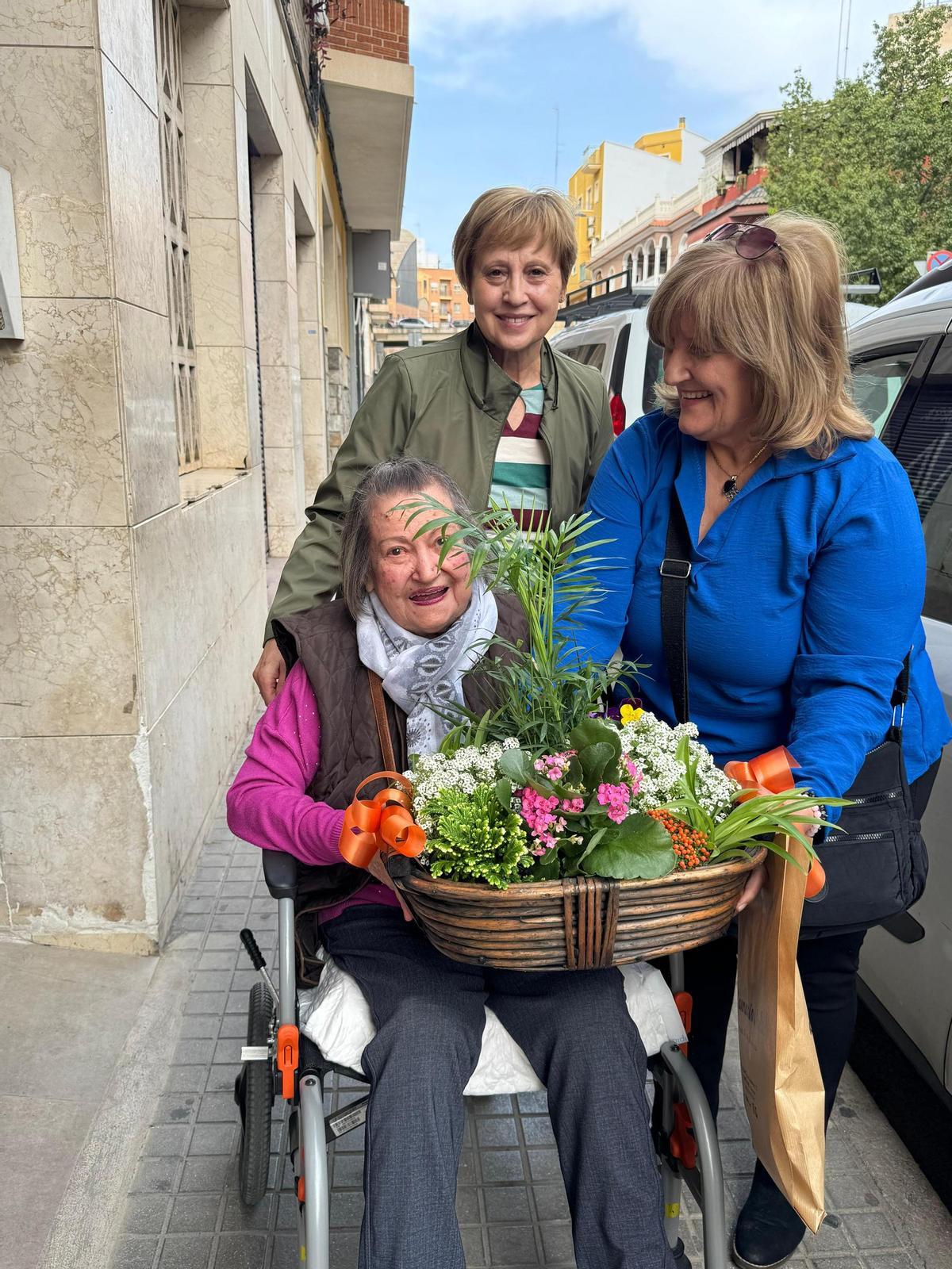 Las amigas de Algueña acudieron a Crevillent para volver a encontrarse con Marga. De su primera vez juntas pasaban 57 años