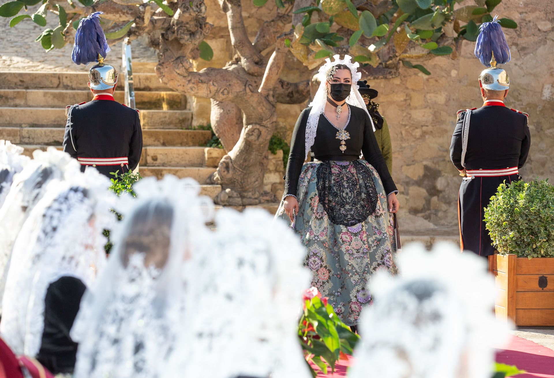 Hogueras de Alicante: El Ayuntamiento recibe a las 79 candidatas a Bellea del Foc