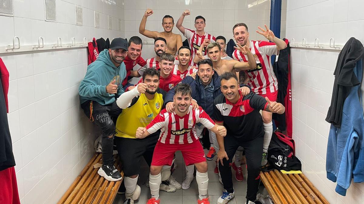 Els jugadors del CFS Esparreguera mostren la seva eufòria per la victòria assolida