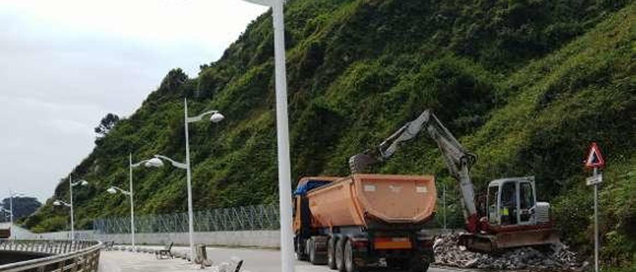 Una pala, cargando ayer en un camión el escombro de las obras del paseo marítimo candasín.