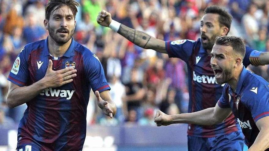 Campaña festeja el segundo gol del Levante. // Efe