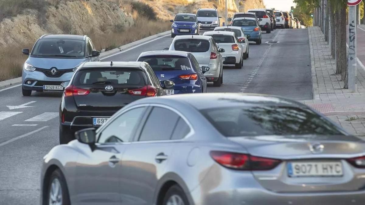 Vehículos circulan por la Vía Parque, con un solo carril por sentido, entre Rabasa y La Florida