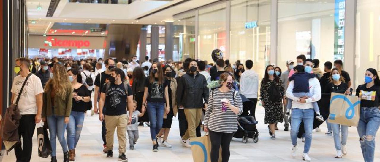 Clientes y visitantes en el centro comercial Vialia, recién inaugurado en Vigo.