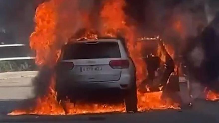 Incendio en una gasolinera de La Cala del Moral: un turismo arde por completo junto al conjunto Olivinas