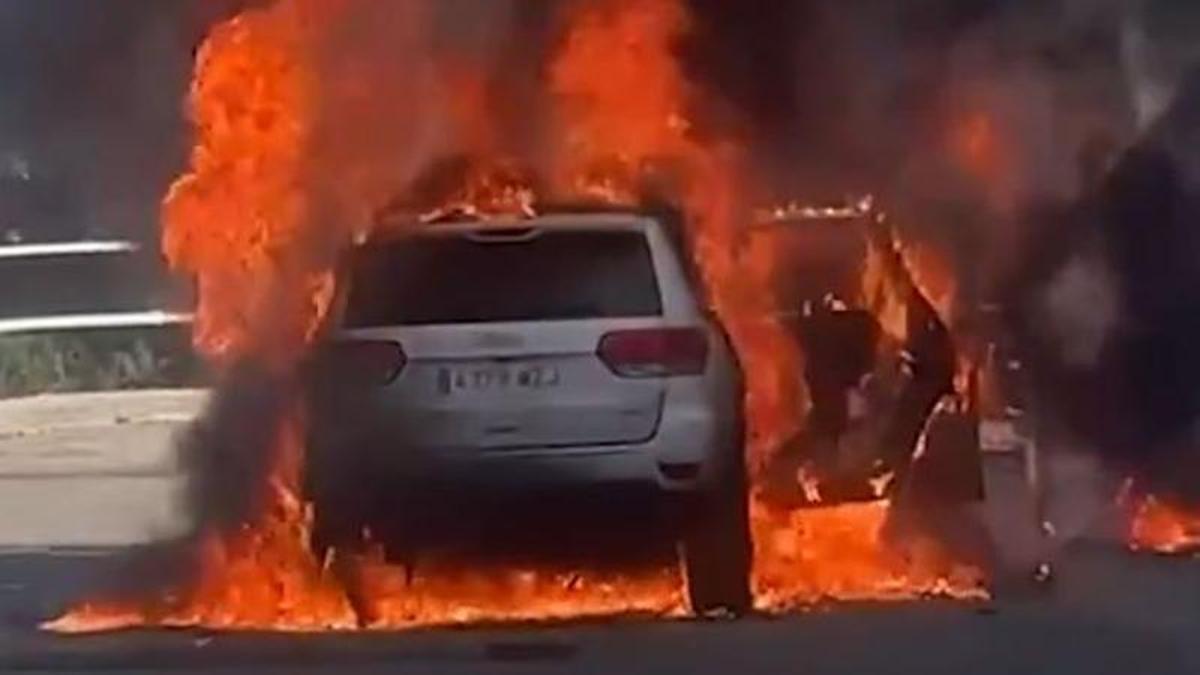 Incendio en una gasolinera de La Cala del Moral: un turismo arde por completo junto al conjunto Olivinas