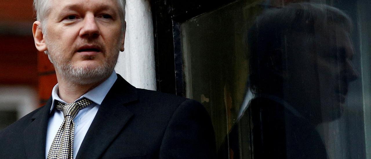 FILE PHOTO: FILE PHOTO: WikiLeaks founder Julian Assange makes a speech from the balcony of the Ecuadorian Embassy, in central London