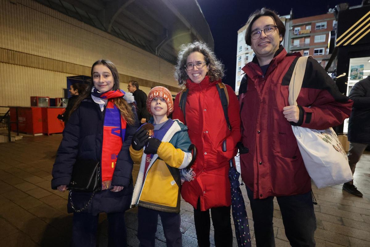 Galería | La lluvia respeta en el SkyFi Castalia y gran ambiente para ver el Barcelona-Athletic de la Supercopa