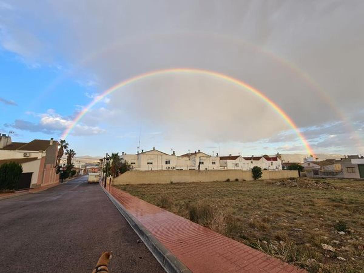 El arcoíris, el fotometeoro por excelencia, captado desde Salinas en la tarde del domingo.