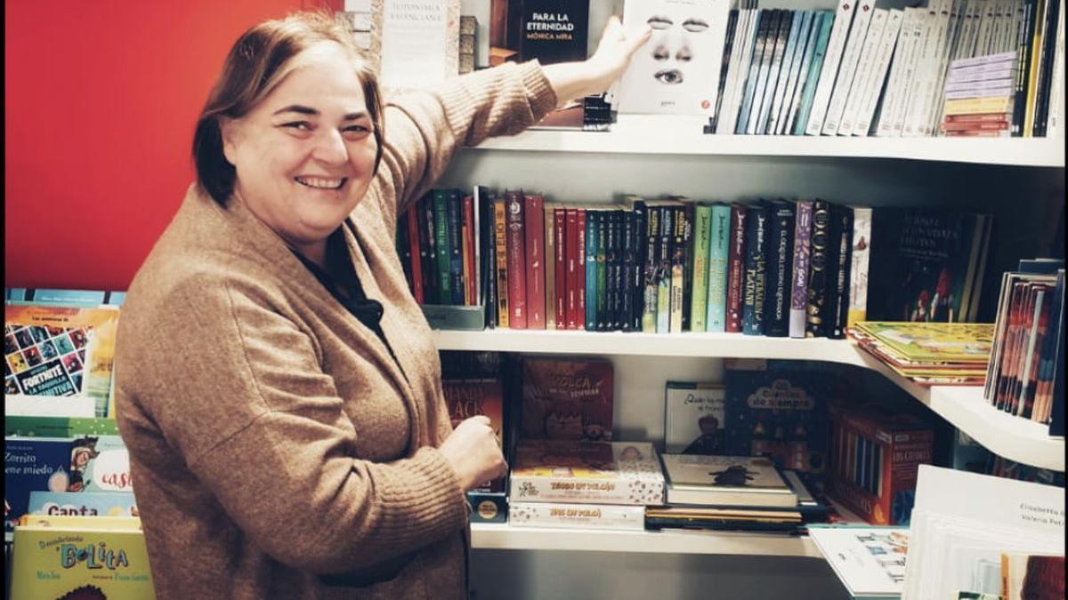 Juana García Roig en su librería de la Vall d'Uixó.