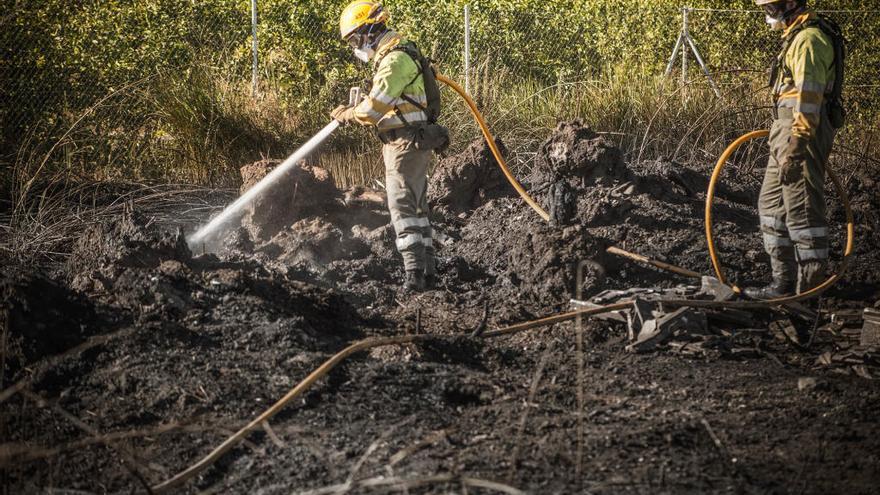 Imagen de archivo de bomberos de la Vega Baja trabajando en una extinción.