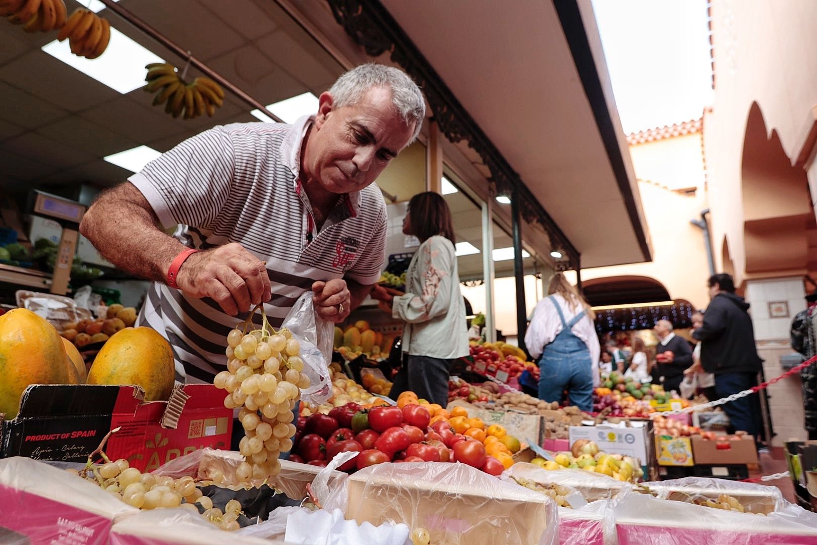 Compra de uvas en el mercado de Santa Cruz de Tenerife