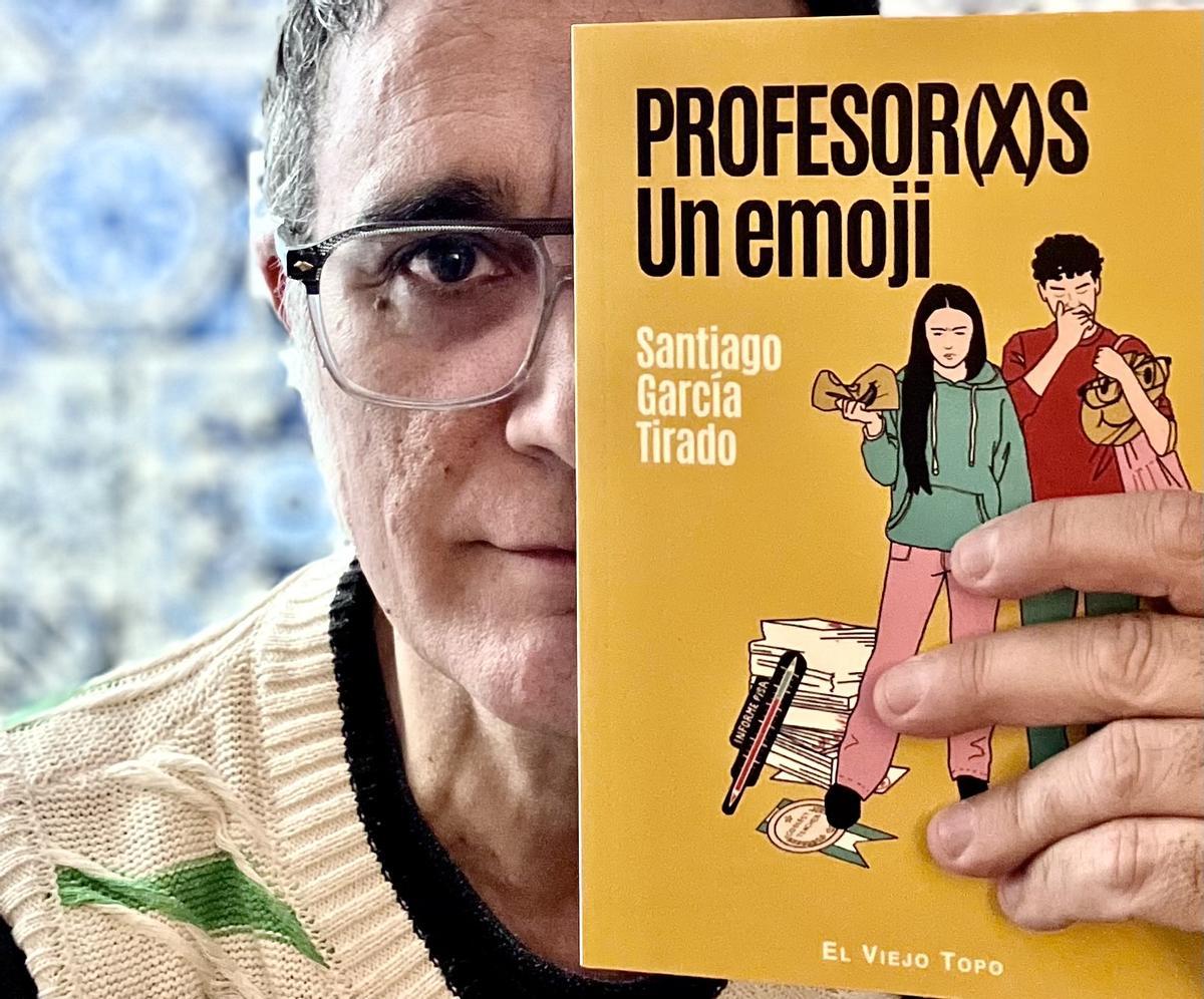 "Profesor(x)s. Un emoji" es el último libro de Santiago García Tirado
