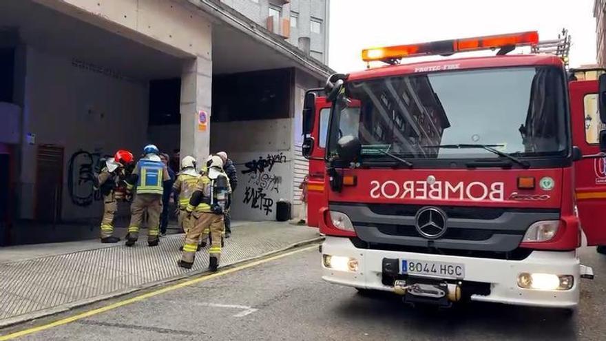 Susto en Oviedo tras la intensa humareda generada en un garaje por el incendio de un trastero