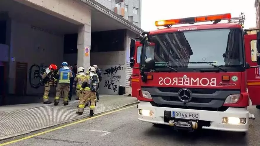 Susto en Oviedo tras la intensa humareda generada en un garaje por el incendio de un trastero
