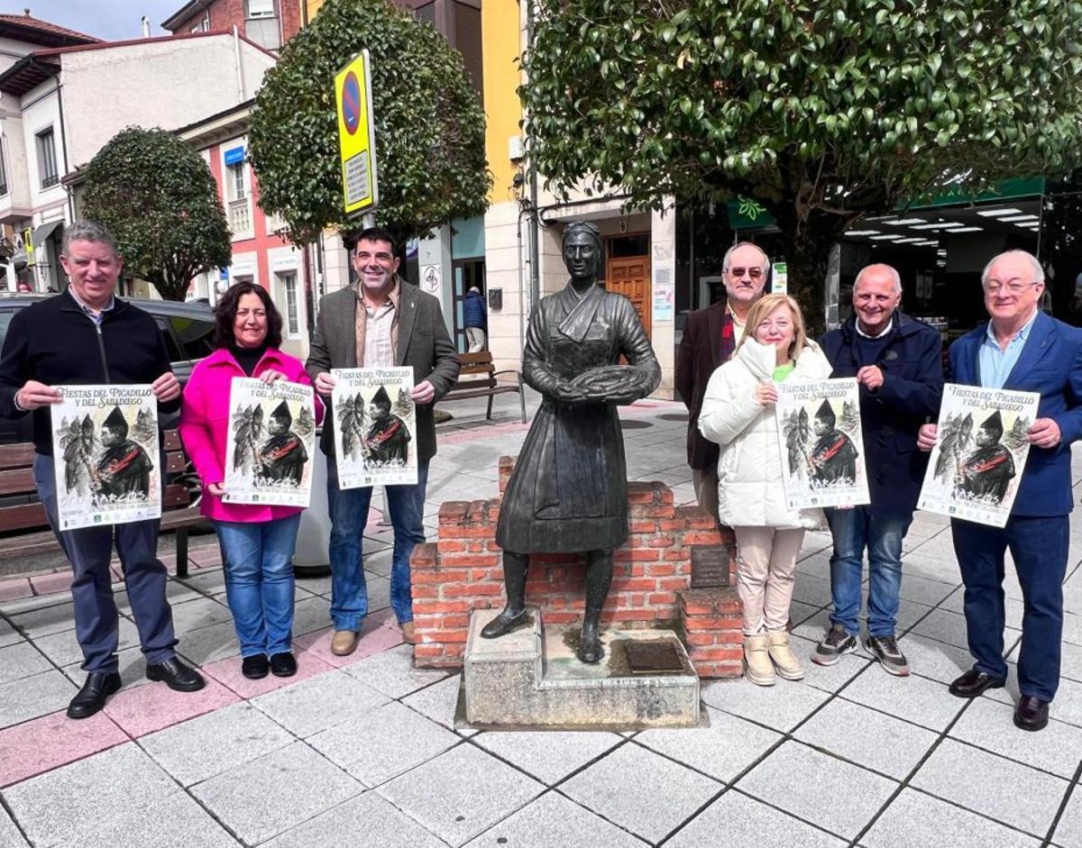 Por la izquierda, Miguel Cuesta, Luisa Fonseca, Nicolás Fernández, Ricardo Junquera, Amparo Antuña, Juan Fernández y Alfonso Jaquete. | R. L. P.