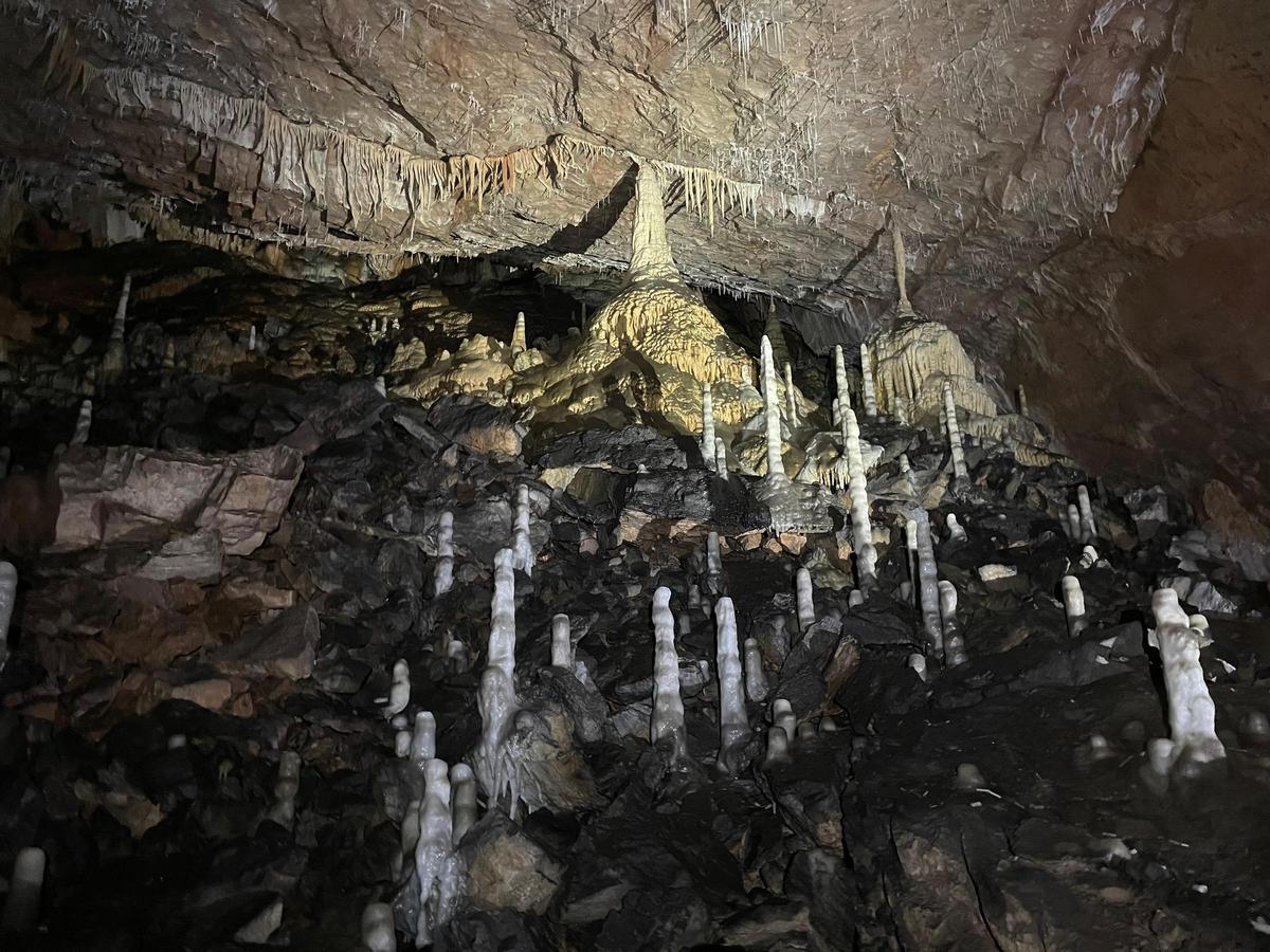 Detalle de la enorme sala hallada en la cueva de Valporquero.