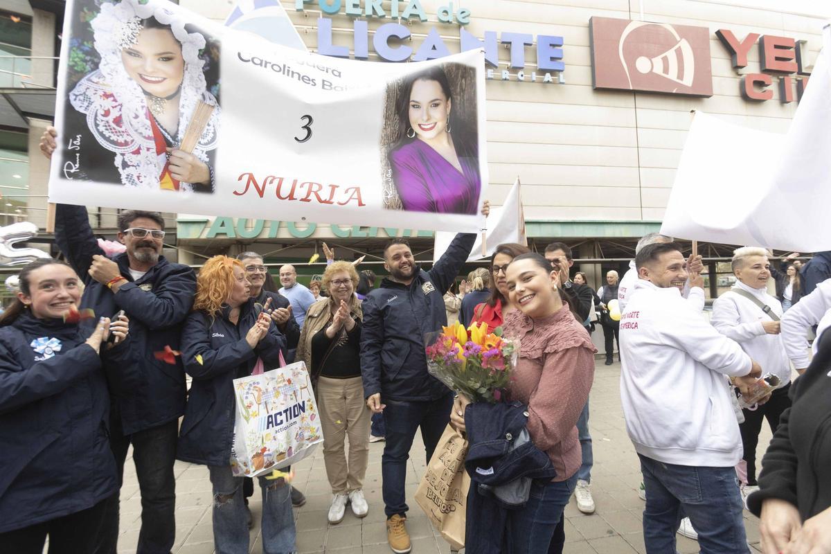 Las candidatas regresan a Alicante arropadas por una emotiva bienvenida de foguerers, en imágenes Las candidatas regresan a Alicante arropadas por una emotiva bienvenida de foguerers, en imágenes