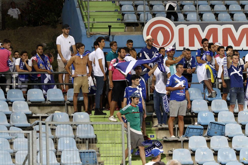 La policía arremete contra los hinchas del Tete