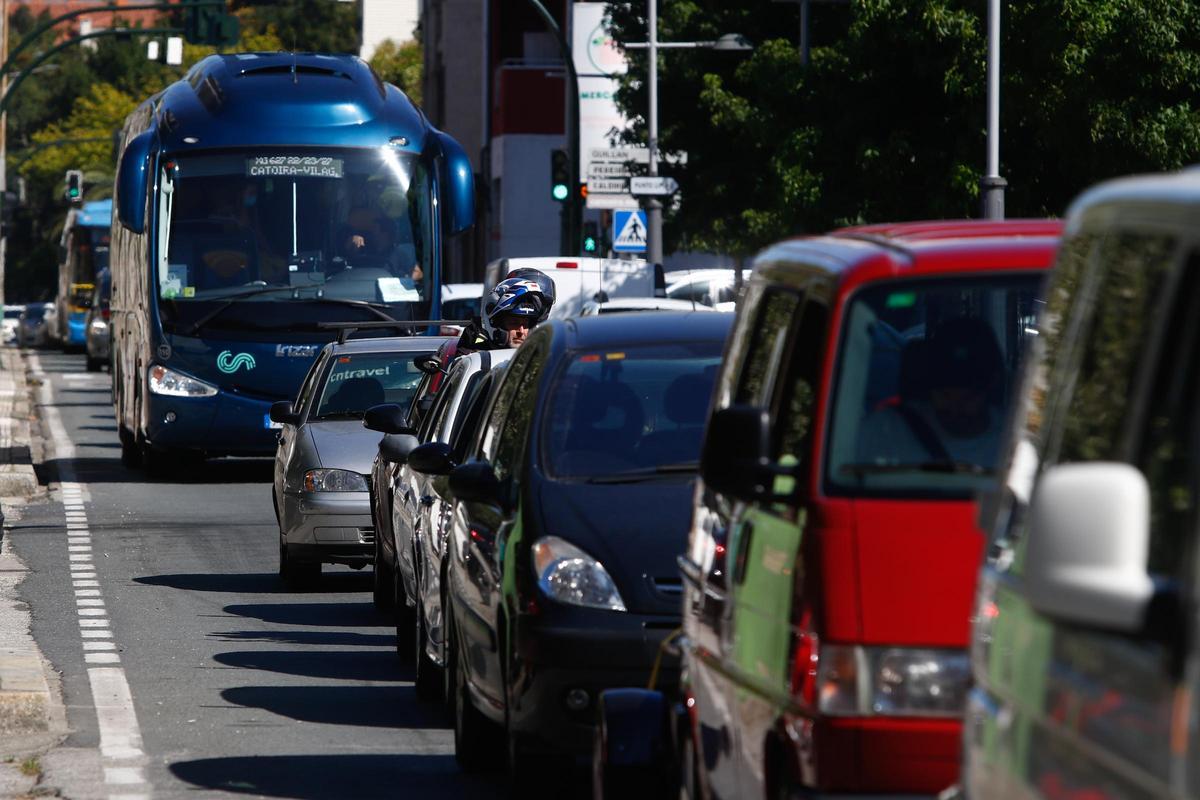 Tráfico denso en la avenida Rosalía de Castro.