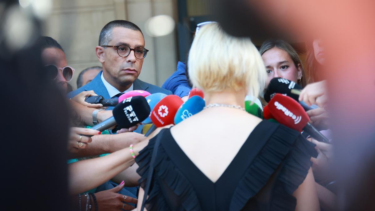 El abogado José Antonio Sires (i), y la mujer denunciante (d) atienden a los medios de comunicación ante los Juzgados de Sevilla.
