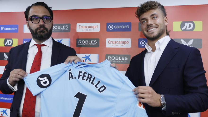 El director deportivo del Sevilla FC, Javier Orta, junto al portero Álvaro Fernández durante su presentación como nuevo jugador del equipo sevillista este martes en la sala de prensa del club.